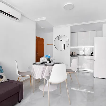 Apartment Gorgeous Vacation Apartment In Torrevieja With Big Terrace And Beach Proximity *